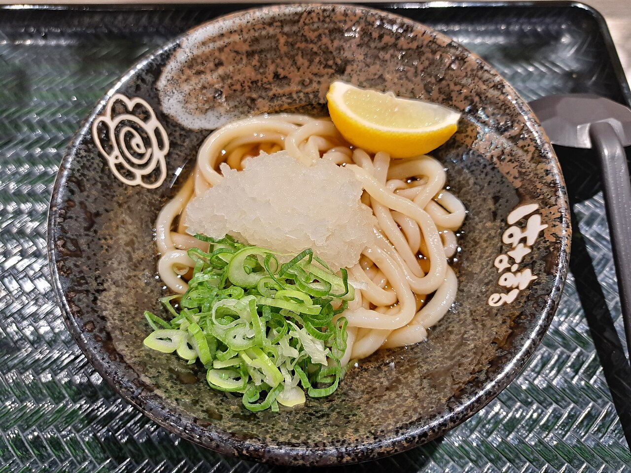 はなまるうどんのおろしぶっかけうどん(温・小)の提供例