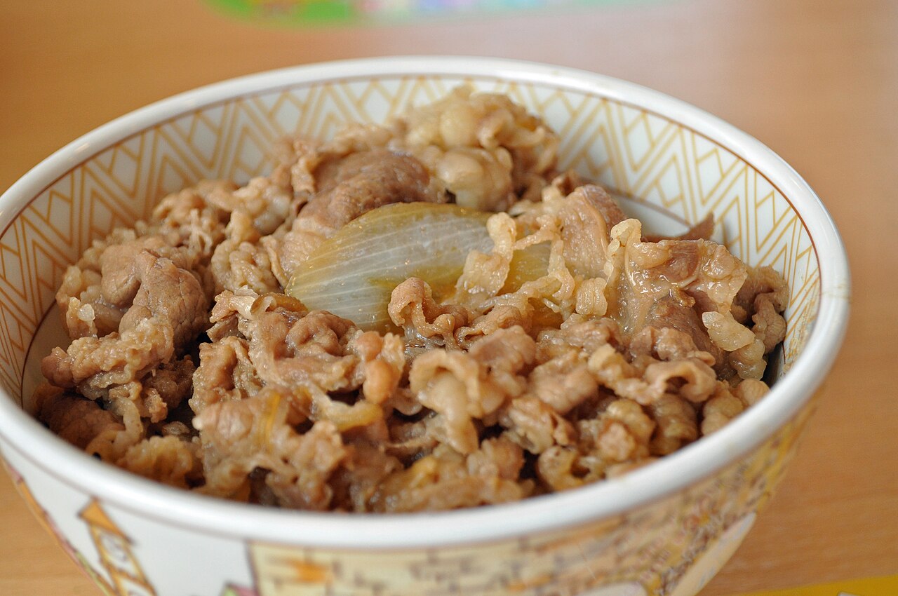 すき家の牛丼(並盛)の提供例