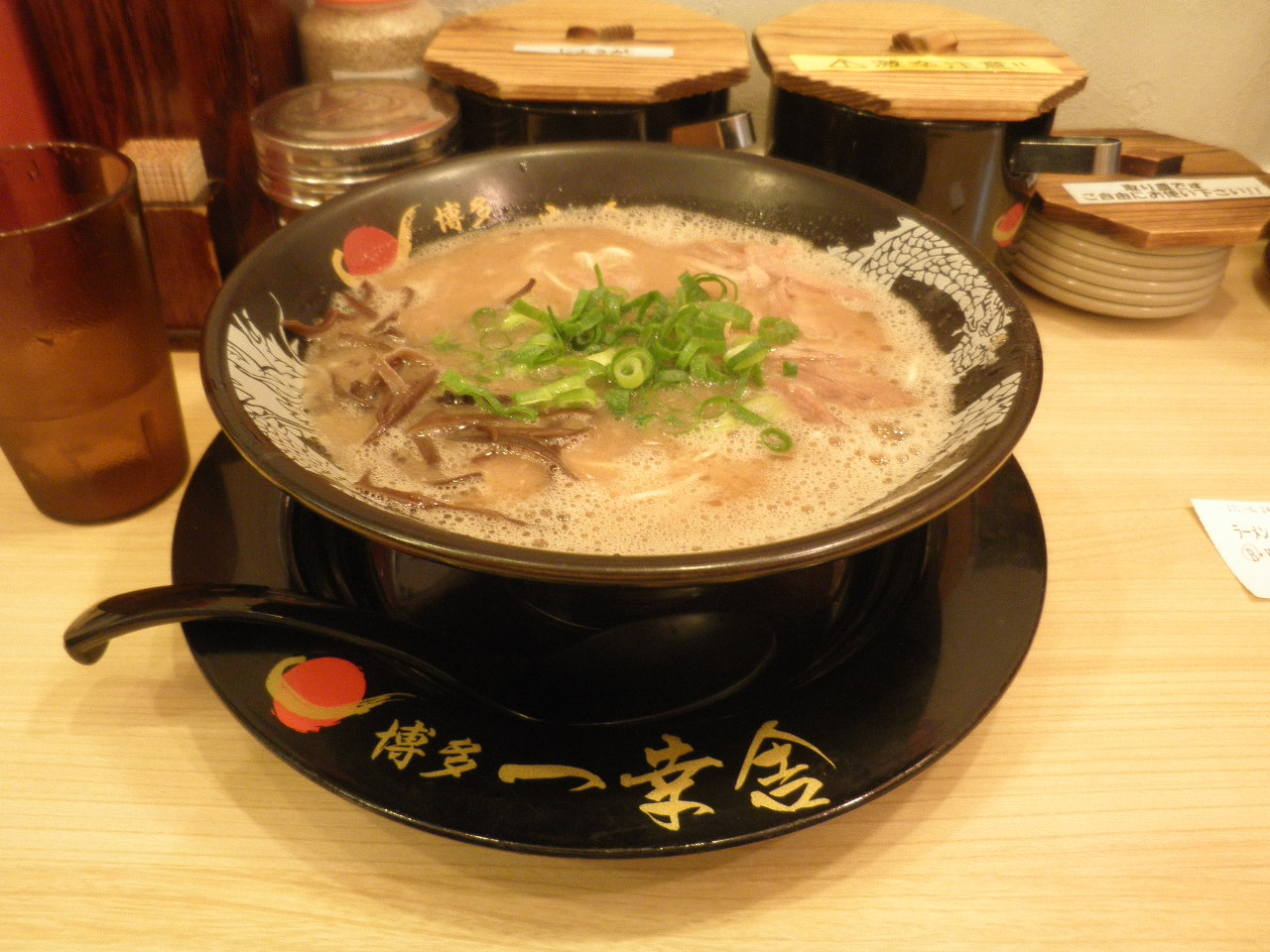 博多一幸舎のラーメンの提供例