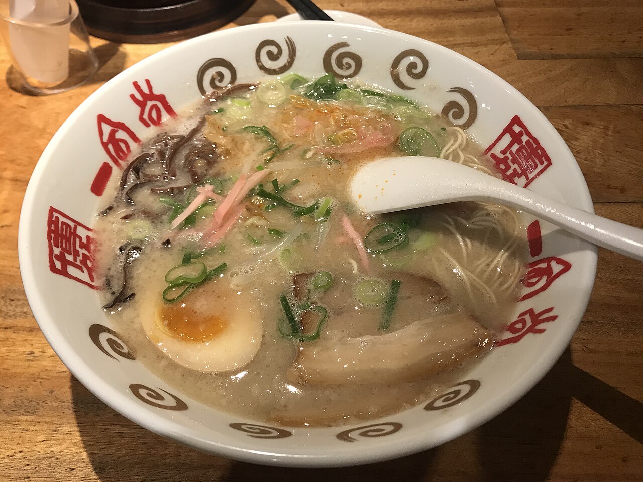 一風堂の白丸ラーメン(大名本店での注文例)の提供例