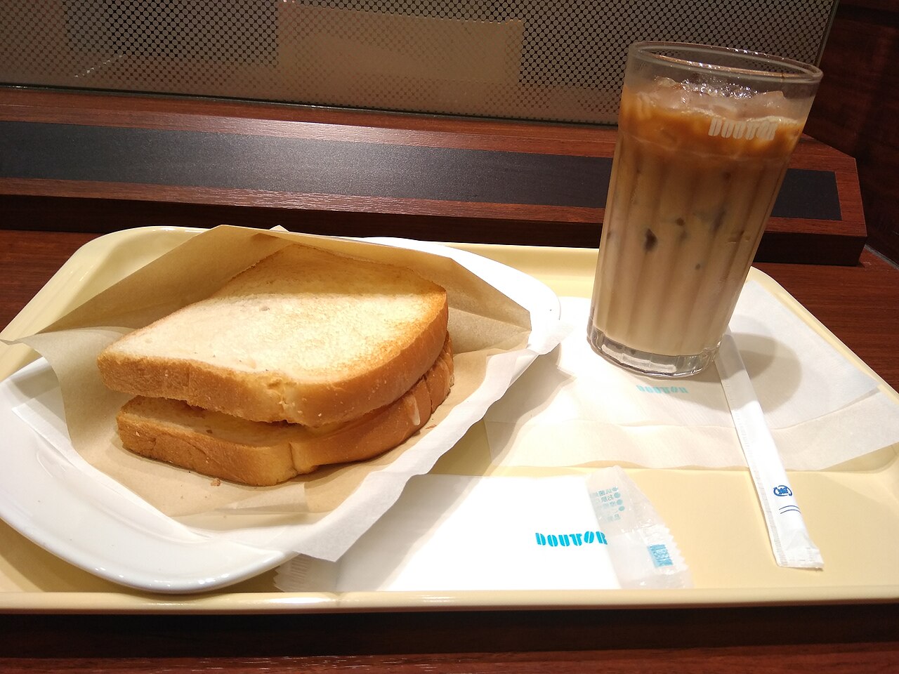 ドトール三鷹北口店で提供されたハムチーズサンドとアイスカフェラテ(2018年)