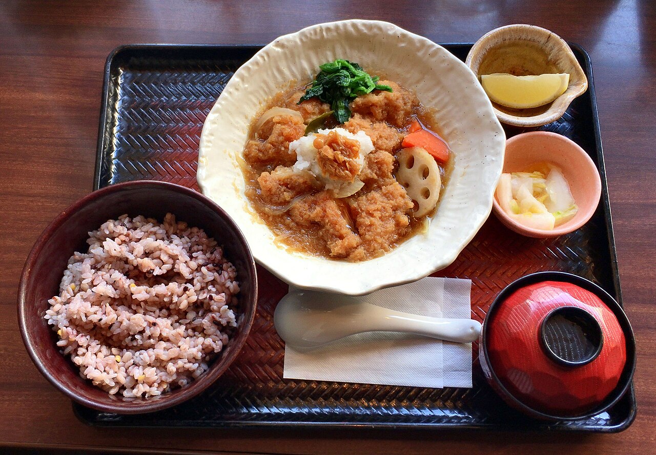 大戸屋のチキンかあさん煮定食の提供例
