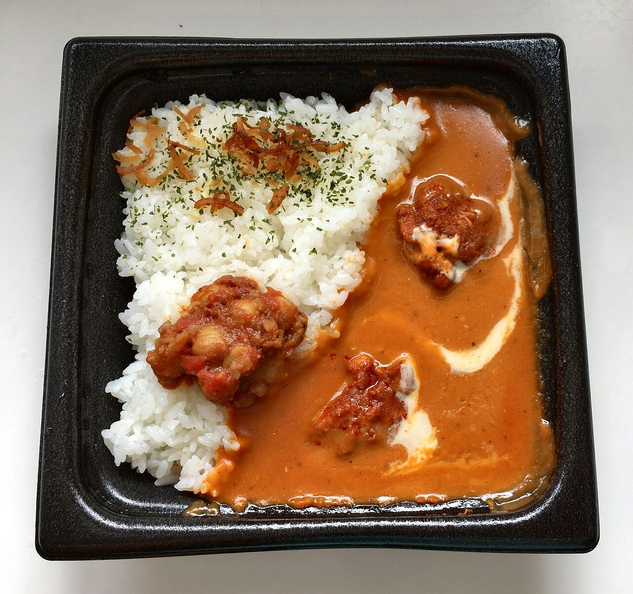 ローソンのバターチキンカレーの提供例