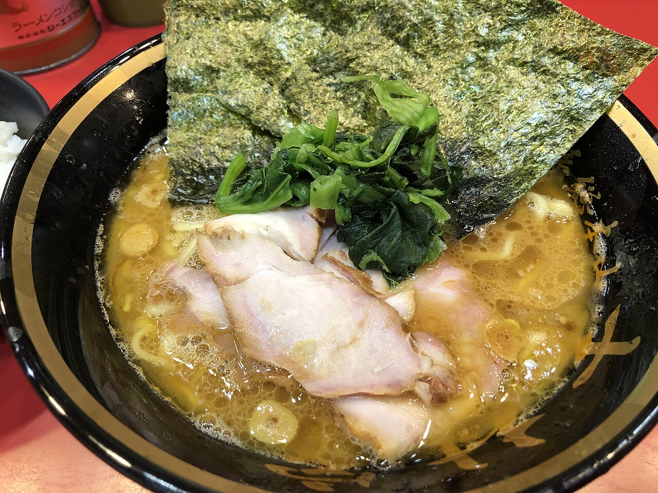 家系ラーメンの一例:吉村家のラーメン