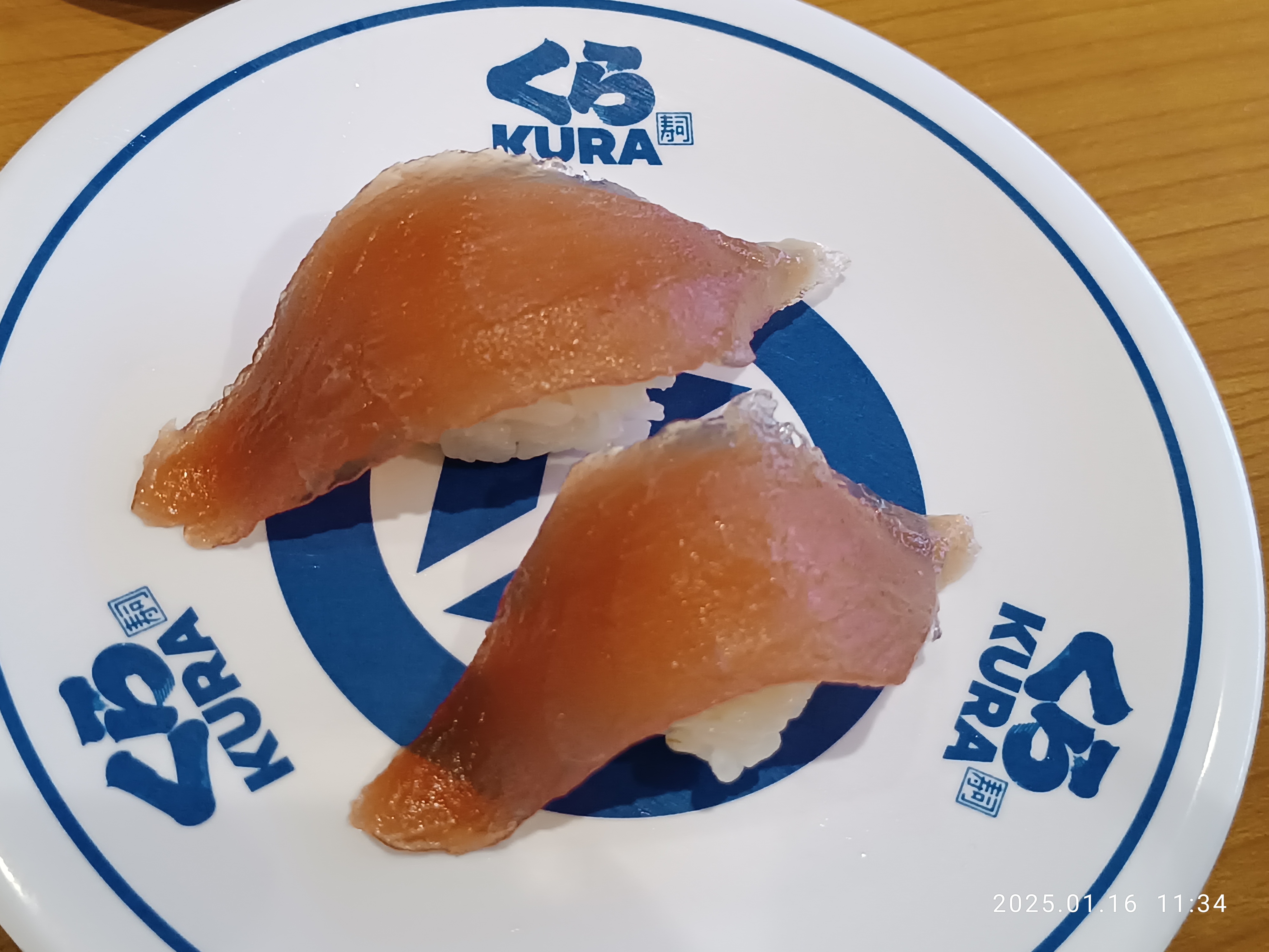 くら寿司のロゴ入りの皿に載った握り寿司の参考写真