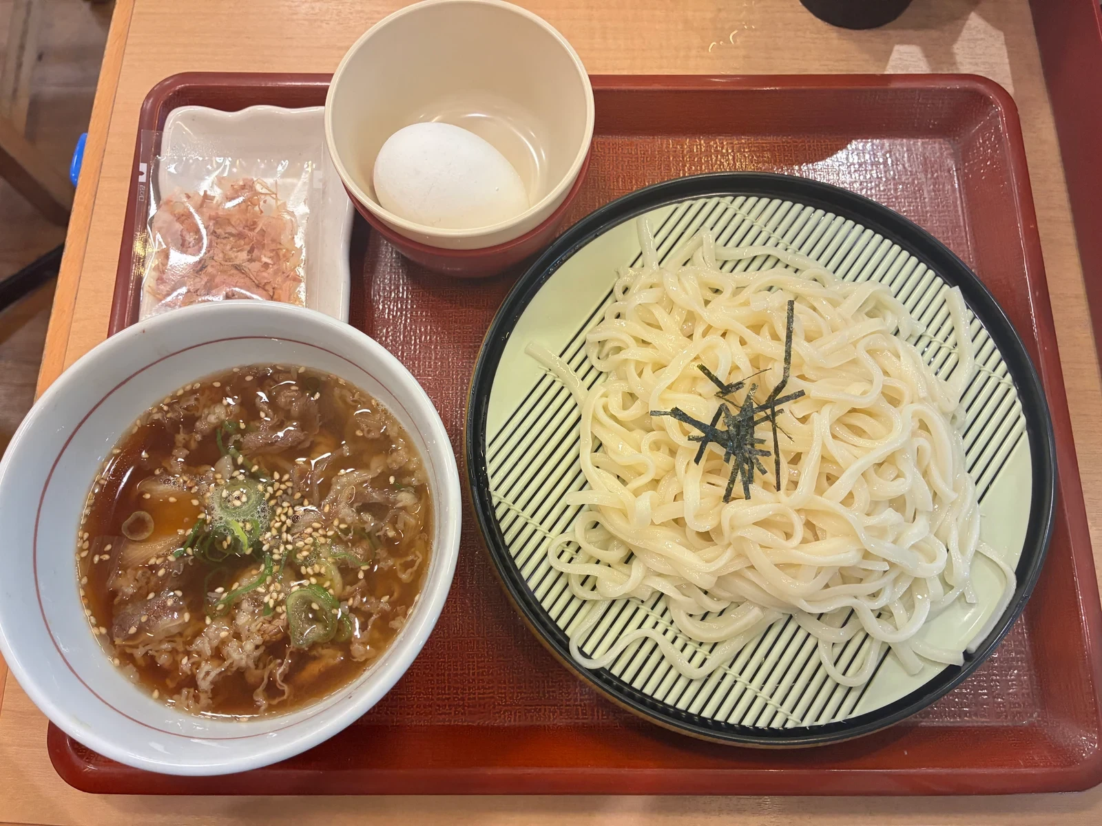 なか卯の月見温たま牛肉つけうどん、牛肉のつけ汁と別添えの卵とかつお節